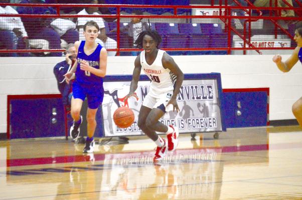 Madisonville’s Wayne Roundtree drives up the court during the team’s victory over Robinson at MHS Monday. CAMPBELL ATKINS