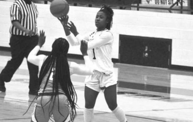 Madisonville’s Jerkayla Dickey, who led the team in scoring against Robinson and China Spring, looks for an open teammate at MHS Friday. lik CAMPBELL ATKINS