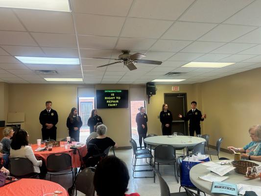 PRESENTING AG ISSUES TO LOCAL LEADERS