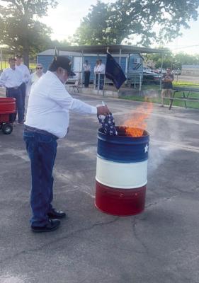RESIDENTS HONOR AMERICAN FLAGS