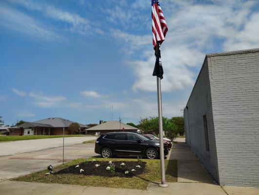 Veterans help restore Madisonville Post Office flagpole