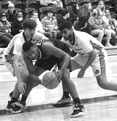 Bulldogs split district matchups