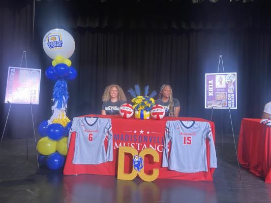 MUSTANGS SIGN TOGETHER