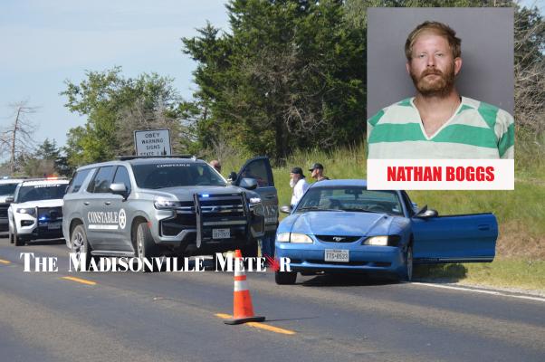 Suspect pulls gun during traffic stop