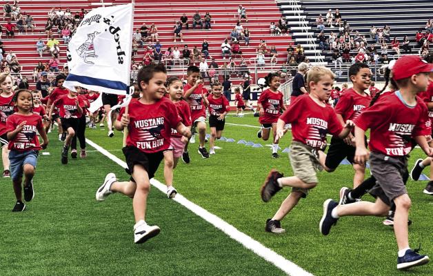 STUDENTS GALLOP AT MUSTANG FUN RUN