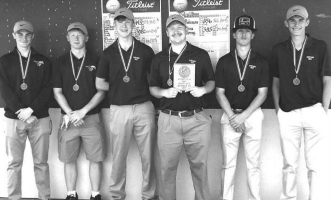 Golfers qualify for Regionals
