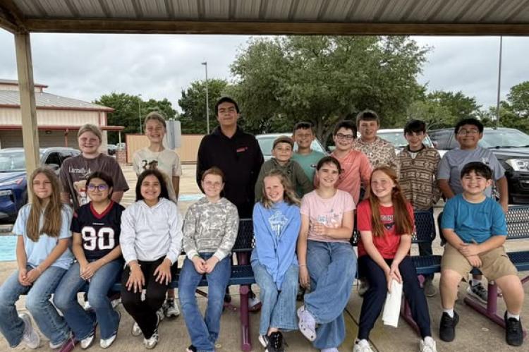 MIS STUDENT COUNCIL CLEANS WINDOWS FOR TEACHERS